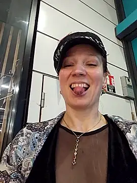 Exhibitionsplit online show from December 18, 12:53 pm