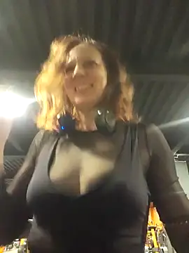 Snapshot of Exhibitionsplit chatting on October 29, 9:25 pm Exhibitionsplit online show from October 29, 9:25 pm