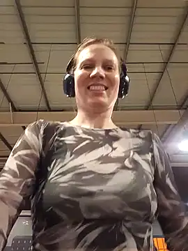 Snapshot of Exhibitionsplit chatting on March 15, 10:22 pm Exhibitionsplit online show from March 15, 10:22 pm