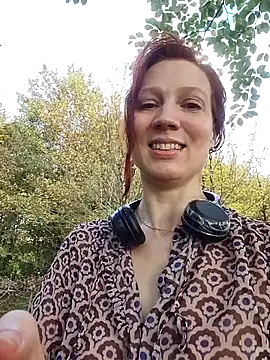 Snapshot of Exhibitionsplit chatting on November 10, 2:11 pm Exhibitionsplit online show from November 10, 2:11 pm