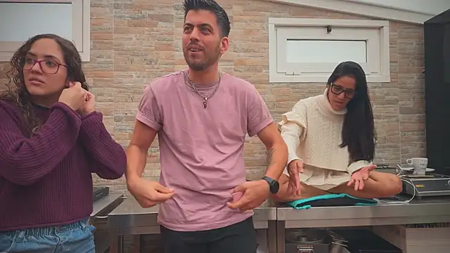 Snapshot of barfantasy chatting on October 21, 8:36 am barfantasy online show from October 21, 8:36 am