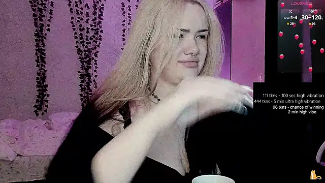 Snapshot of strawberry_elfcat chatting on June 11, 2:11 am strawberry elfcat online show from June 11, 2:11 am