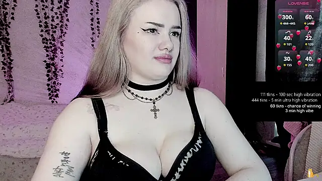 Snapshot of strawberry_elfcat chatting on April 30, 3:02 am strawberry elfcat online show from April 30, 3:02 am