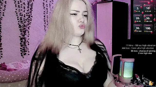strawberry elfcat online show from June 21, 9:53 pm