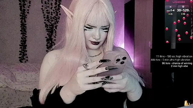 Snapshot of strawberry_elfcat chatting on May 29, 1:33 am strawberry elfcat online show from May 29, 1:33 am
