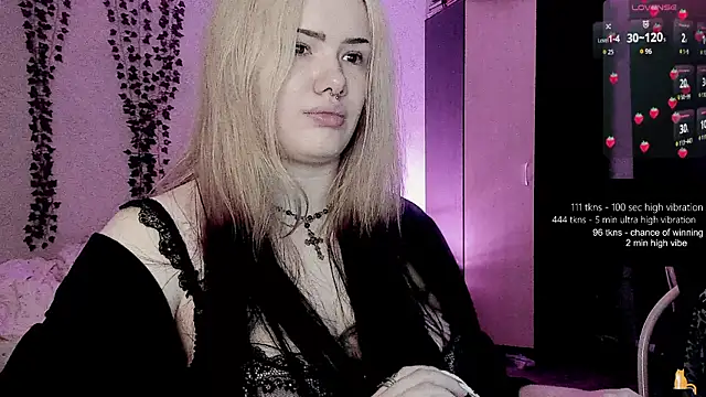 Snapshot of strawberry_elfcat chatting on June 11, 2:53 am strawberry elfcat online show from June 11, 2:53 am