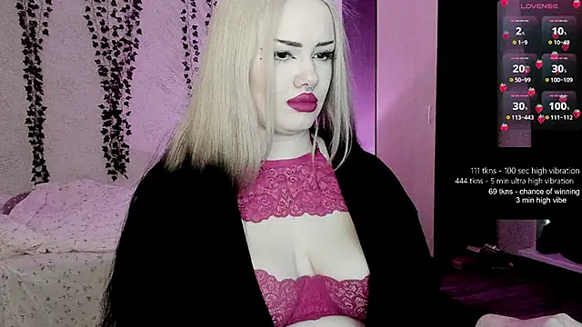 strawberry elfcat online show from April 9, 2:24 am