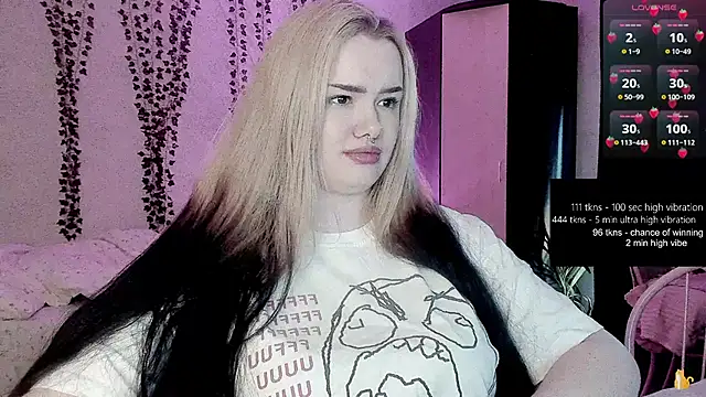 Snapshot of strawberry_elfcat chatting on June 2, 2:33 am strawberry elfcat online show from June 2, 2:33 am