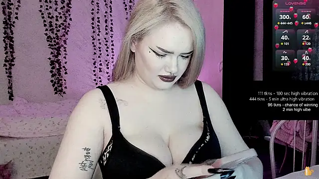 Snapshot of strawberry_elfcat chatting on May 14, 3:36 am strawberry elfcat online show from May 14, 3:36 am