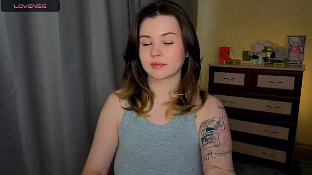 cutie mili online show from April 15, 7:25 am