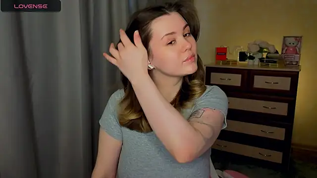 cutie mili online show from April 22, 9:38 am