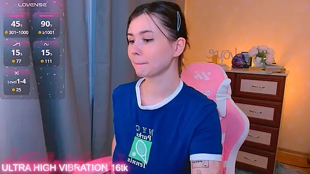 Snapshot of cutie_mili chatting on October 8, 7:10 am cutie mili online show from October 8, 7:10 am