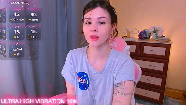 Snapshot of cutie_mili chatting on October 6, 7:42 am cutie mili online show from October 6, 7:42 am