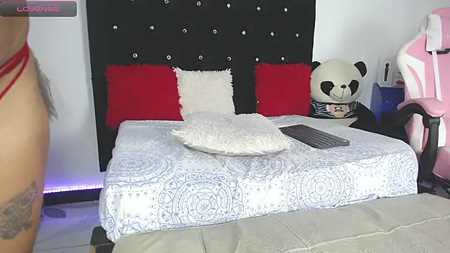 Snapshot of little_maleja chatting on December 7, 3:42 am little maleja online show from December 7, 3:42 am