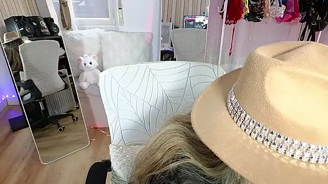 Tawny cox online show from February 21, 9:00 am