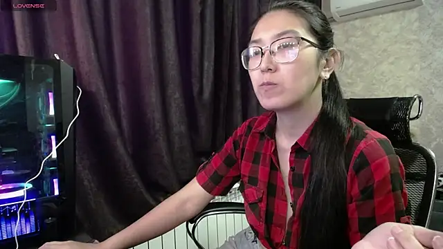 Snapshot of Brightssmiles chatting on February 14, 9:55 am Brightssmiles online show from February 14, 9:55 am