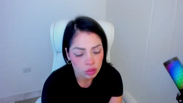 dominique21  online show from April 27, 6:11 am