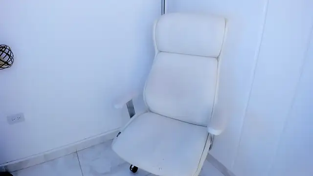 dominique21  online show from November 13, 5:44 am