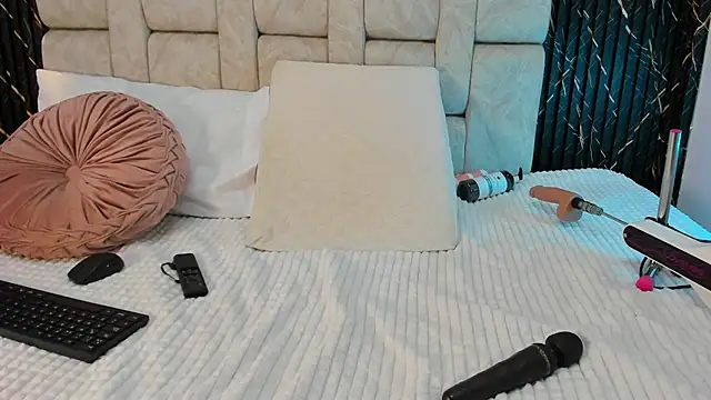 danisaenz  online show from December 4, 7:24 pm