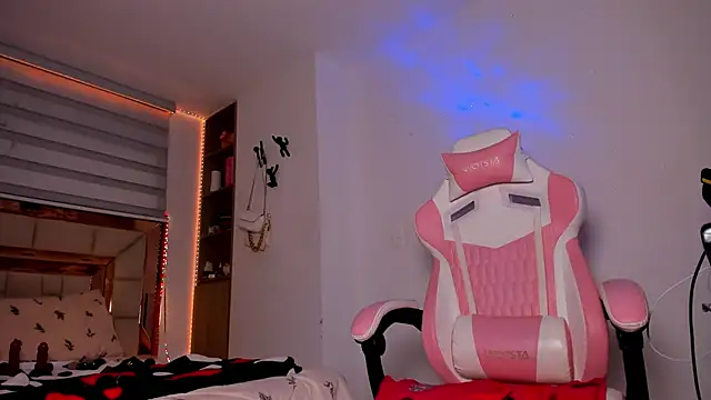 andreafernandz online show from March 5, 1:35 am