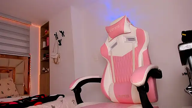 andreafernandz online show from March 7, 3:35 am