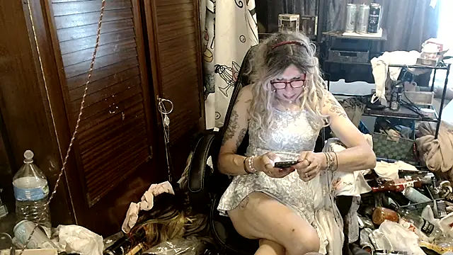 Snapshot of Ombeline1 chatting on July 11, 10:26 am Ombeline1 online show from July 11, 10:26 am