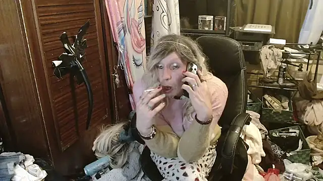 Snapshot of Ombeline1 chatting on May 25, 8:07 pm Ombeline1 online show from May 25, 8:07 pm