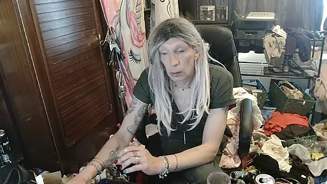 Snapshot of Ombeline1 chatting on May 7, 7:56 am Ombeline1 online show from May 7, 7:56 am