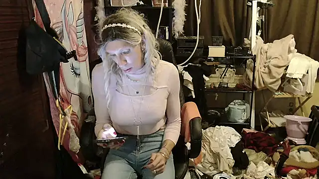 Ombeline1 online show from November 12, 6:45 pm