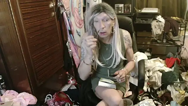 Snapshot of Ombeline1 chatting on May 3, 3:44 am Ombeline1 online show from May 3, 3:44 am