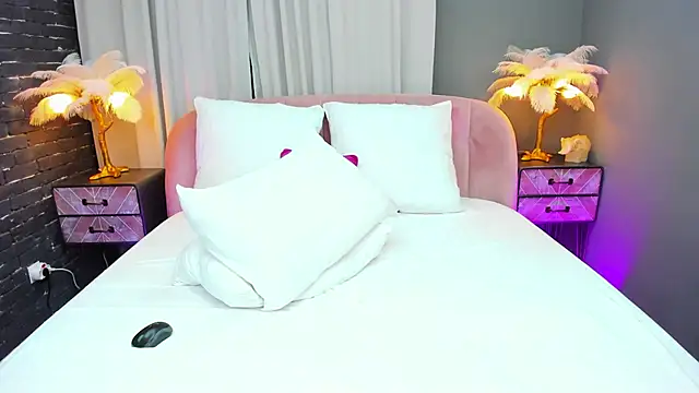AmedeeaBanks online show from March 4, 1:12 am