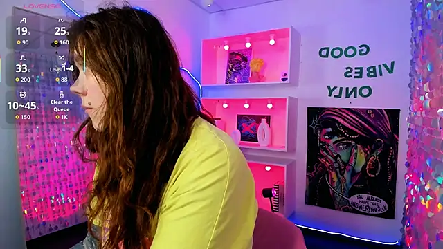 Snapshot of SophiePure chatting on February 18, 1:40 pm SophiePure online show from February 18, 1:40 pm