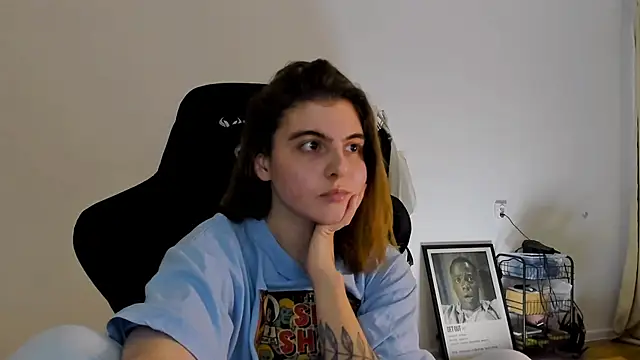 emmamurrr online show from December 6, 6:11 pm