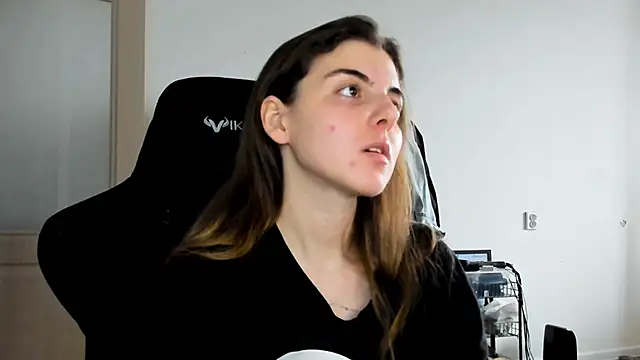 emmamurrr online show from November 6, 8:40 am