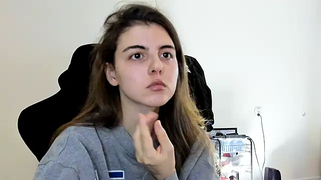 emmamurrr online show from November 29, 12:05 pm