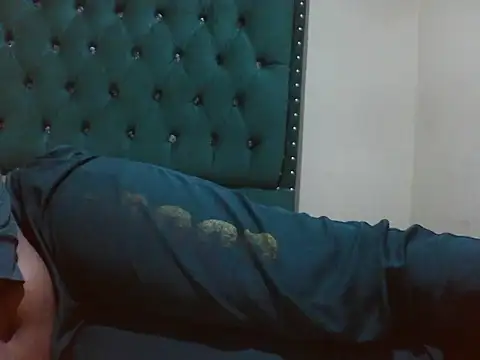Snapshot of Sexy_Riri chatting on June 14, 12:17 pm Sexy Riri online show from June 14, 12:17 pm