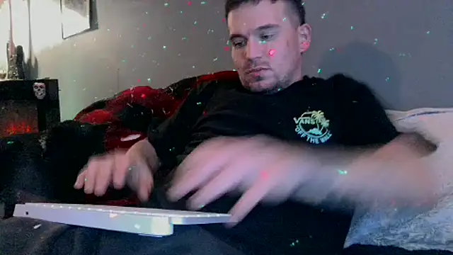 Snapshot of bigcocktat2dude603 chatting on December 6, 11:27 am bigcocktat2dude603 online show from December 6, 11:27 am