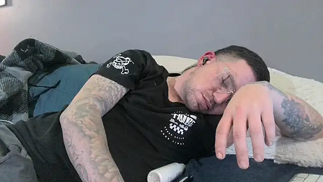 Snapshot of bigcocktat2dude603 chatting on December 4, 9:07 pm bigcocktat2dude603 online show from December 4, 9:07 pm