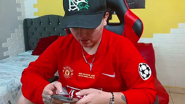 Snapshot of isabeautyx19 chatting on February 12, 1:05 am isabeautyx19 online show from February 12, 1:05 am