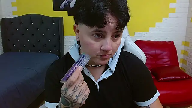 isabeautyx19 online show from April 10, 2:51 am