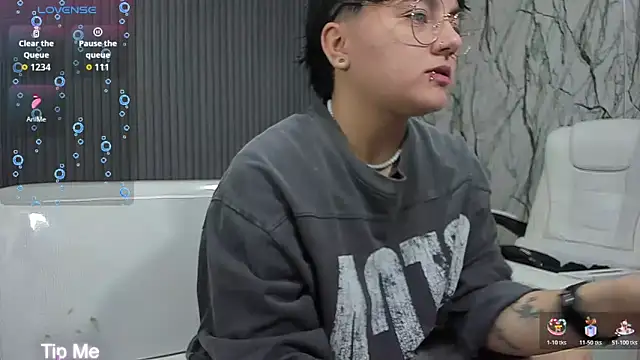 Snapshot of isabeautyx19 chatting on December 15, 7:03 am isabeautyx19 online show from December 15, 7:03 am