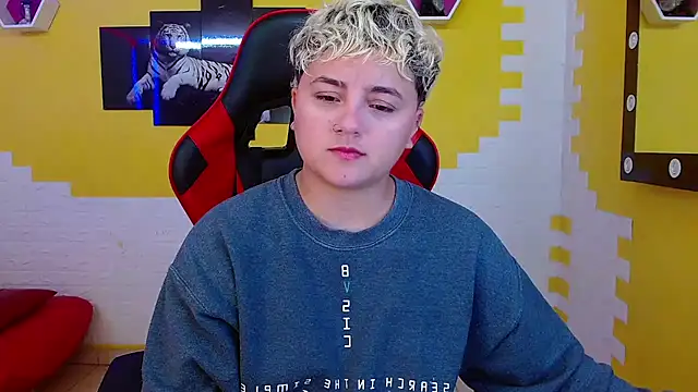 isabeautyx19 online show from March 18, 7:33 pm