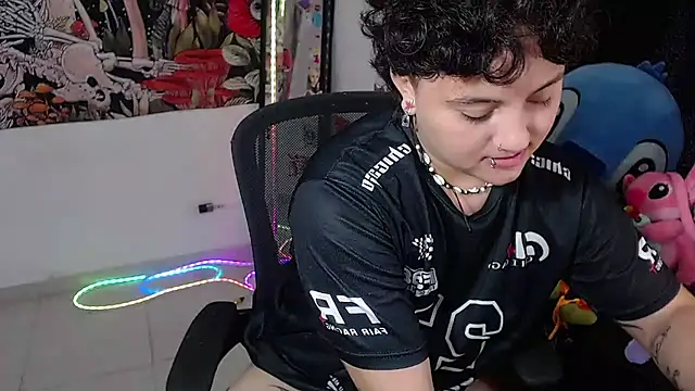 Snapshot of isabeautyx19 chatting on July 5, 4:25 pm isabeautyx19 online show from July 5, 4:25 pm