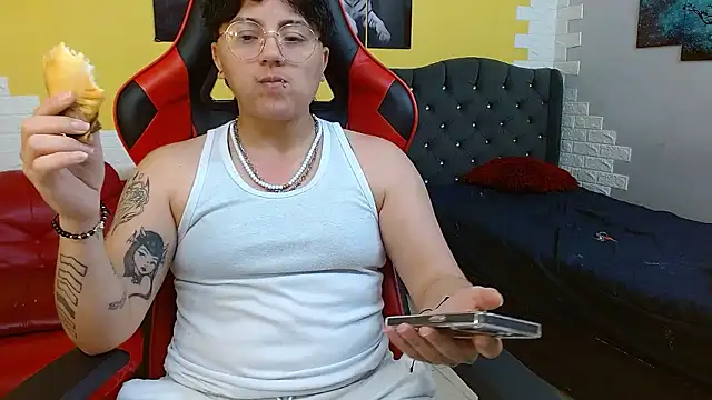 Snapshot of isabeautyx19 chatting on January 12, 3:41 pm isabeautyx19 online show from January 12, 3:41 pm