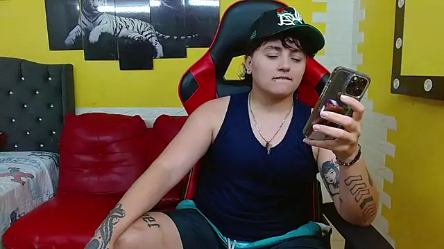 Snapshot of isabeautyx19 chatting on February 14, 2:01 am isabeautyx19 online show from February 14, 2:01 am