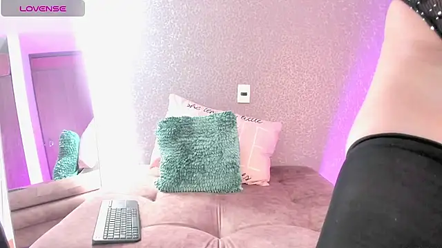 Juliana rodriguez  online show from December 18, 3:11 pm