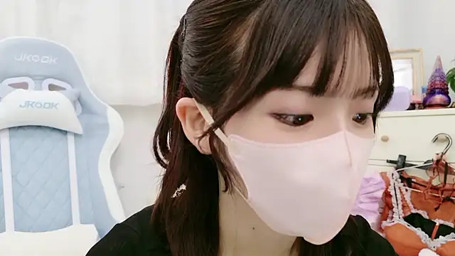 Snapshot of -minami- chatting on November 23, 12:04 pm -minami- online show from November 23, 12:04 pm