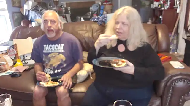 Snapshot of PincheDave4u chatting on March 4, 9:22 pm PincheDave4u online show from March 4, 9:22 pm