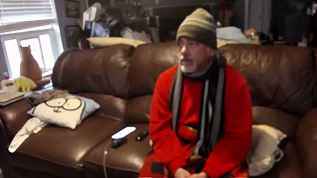 Snapshot of PincheDave4u chatting on February 18, 10:47 pm PincheDave4u online show from February 18, 10:47 pm