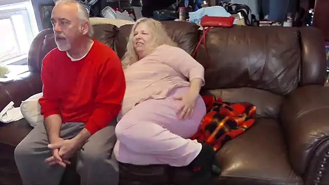 Snapshot of PincheDave4u chatting on February 15, 7:17 pm PincheDave4u online show from February 15, 7:17 pm